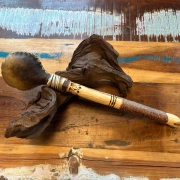 Schamanische Hirschhaut-Rassel aus Rohhaut