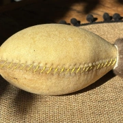 Schamanische Rohautrassel aus Rinderhaut mit Hirschhorngriff