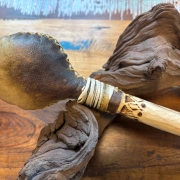 Schamanische Hirschhaut-Rassel aus Rohhaut