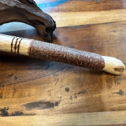 Schamanische Hirschhaut-Rassel aus Rohhaut