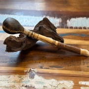 Schamanische Hirschhaut-Rassel aus Rohhaut