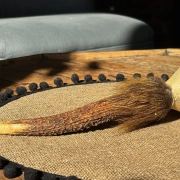 Schamanische Rohautrassel aus Rinderhaut mit Hirschhorngriff