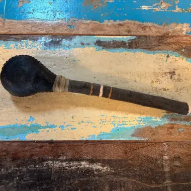 Rohhautrassel aus dunkler Büffelhaut