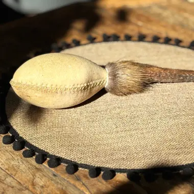 Schamanische Rohautrassel aus Rinderhaut mit Hirschhorngriff