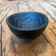 Schwarz glasierte Tonschale mit Füsschen 7 cm