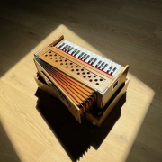 "Radha" Kirtan Reise Harmonium mit 3.25 Oktaven | Zedernholz Edition | 440 Hz