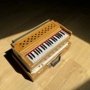 "Radha" Kirtan Reise Harmonium mit 3.25 Oktaven | Zedernholz Edition | 440 Hz