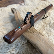Die neue Sparrow Hawk Flöte in A-Moll |  Walnussholz | mit Türkisen | 48 cm