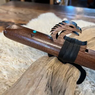 Die neue Sparrow Hawk Flöte in A-Moll |  Walnussholz | mit Türkisen | 48 cm