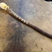 Trommelstock aus Haselholz mit Lederklöppel