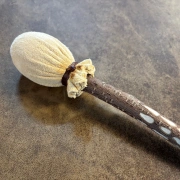 Trommelstock aus Haselholz mit Lederklöppel