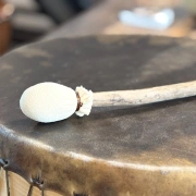 Trommelstock aus Fichtenholz mit Lederklöppel