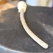 Trommelstock aus Fichtenholz mit Lederklöppel