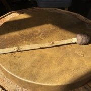 Trommelstock aus Kastanienholz – Filzklöppel, 41 cm