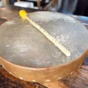 Schamanentrommelstock aus Weide mit Lederklöppel