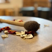 Trommelstock aus Holunderholz – Filzklöppel, 41 cm