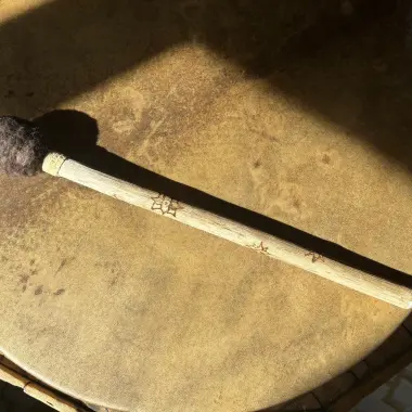 Trommelstock aus Kastanienholz – Filzklöppel, 41 cm