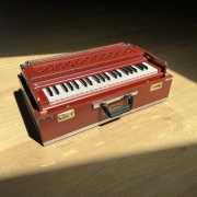 "Radha" Reise Harmonium mit 3¼ Oktaven | Zedernholz Edition | 440 Hz