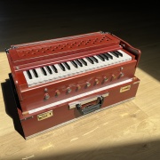 "Radha" Reise Harmonium mit 3¼ Oktaven | Zedernholz Edition | 440 Hz
