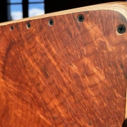 Cajon – Duo Vavona | ION Percussion | flammende Struktur