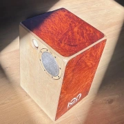 Cajon – Duo Vavona | ION Percussion | flammende Struktur