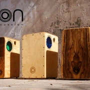 Cajon – Duo Vavona | ION Percussion | flammende Struktur