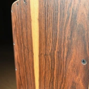 Cajon – Duo Louro | ION Percussion | fliessende Holzzeichnung