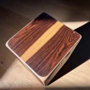 Cajon – Duo Louro | ION Percussion | fliessende Holzzeichnung