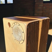 Cajon – Duo Louro | ION Percussion | fliessende Holzzeichnung