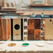 Cajon – Duo Louro | ION Percussion | fliessende Holzzeichnung