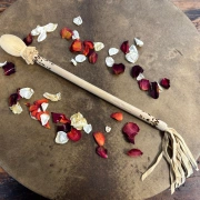 Trommel-Stock aus Holunder mit Lederklöppel & Lederfransen