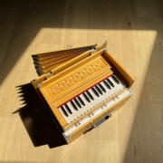Reise Harmonium von "Radha" mit 2½  Oktaven | Zedernholz Edition | 440 Hz