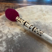 Trommel-Stock mit Filzklöppel aus ProSpecieRara-Wolle