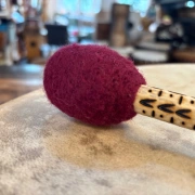 Trommel-Stock mit Filzklöppel aus ProSpecieRara-Wolle