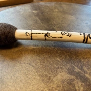 Trommel-Stock mit Filzklöppel aus ProSpecieRara-Wolle