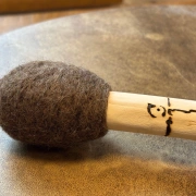 Trommel-Stock mit Filzklöppel aus ProSpecieRara-Wolle
