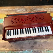 "Radha" Harmonium mit 3¼ Oktaven | Zedernholz Edition | 440 Hz