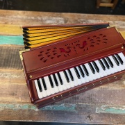 "Radha" Harmonium mit 3¼ Oktaven | Zedernholz Edition | 440 Hz