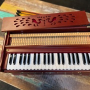 "Radha" Harmonium mit 3¼ Oktaven | Zedernholz Edition | 440 Hz