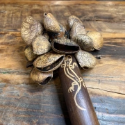 Rassel mit Pangi Samen am Bambus Stab