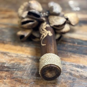 Rassel mit Pangi Samen am Bambus Stab