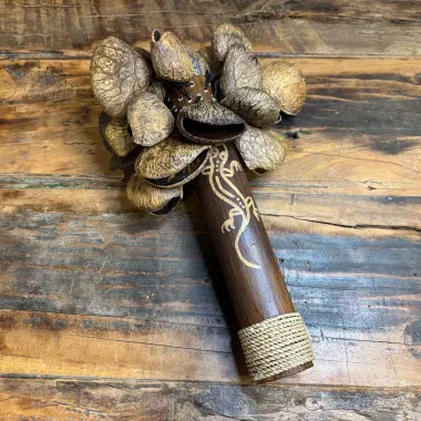 Rassel mit Pangi Samen am Bambus Stab