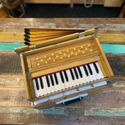 Reise Harmonium von "Radha" mit 2½  Oktaven | Teakholz Edition | 440 Hz