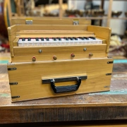 Reise Harmonium von "Radha" mit 2½  Oktaven | Teakholz Edition | 440 Hz