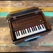 Reise Harmonium von "Radha" mit 2½  Oktaven | Zedernholz Edition | 432 Hz