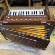 Radha Reiseharmonium | 2½ Oktaven | Zedernholz