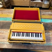 "Radha" Reise Koffer Harmonium mit 3¼ Oktaven | Zedernholz Edition | 440 Hz