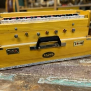 "Radha" Reise Koffer Harmonium mit 3¼ Oktaven | Zedernholz Edition | 440 Hz