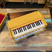 "Radha" Reise Koffer Harmonium mit 3¼ Oktaven | Zedernholz Edition | 440 Hz