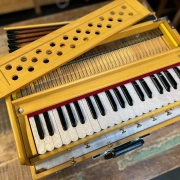 "Radha" Reise Koffer Harmonium mit 3¼ Oktaven | Zedernholz Edition | 440 Hz